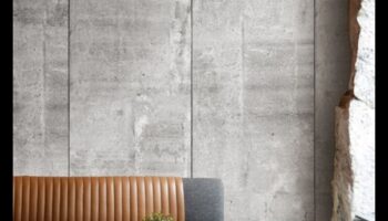 האם אתה יכול להמליץ ​​על דרכים להציג בטון בעיצוב מינימליסטי לתחושה עכשווית?